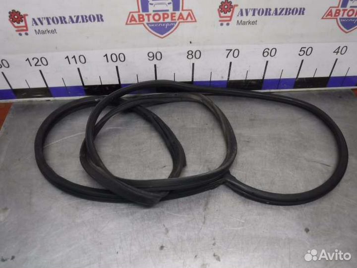 Уплотнитель двери передний правый Mitsubishi