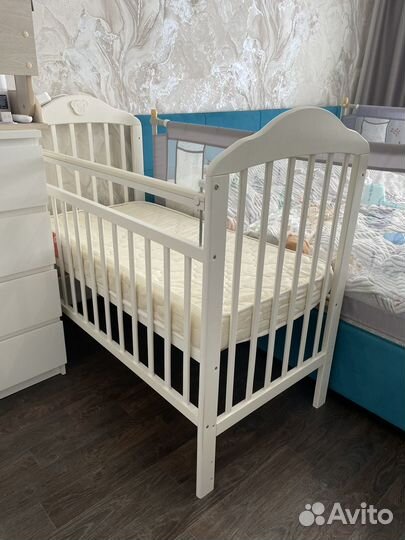 Детская кроватка с маятником