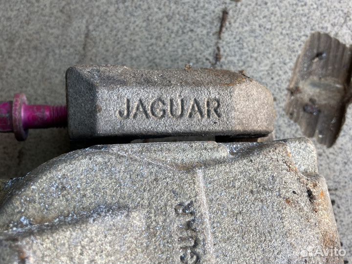 Суппорт передний левый правый Jaguar 305mm