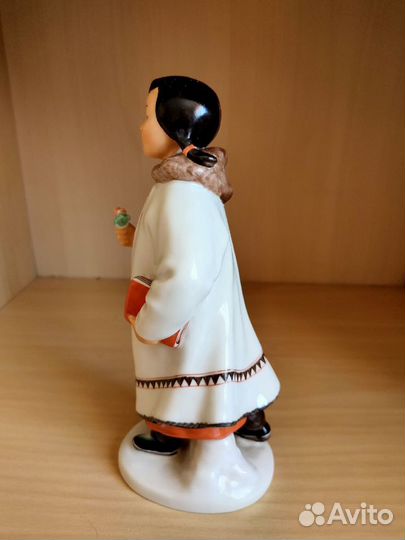 Статуэтка лфз «Якутка с цветком»