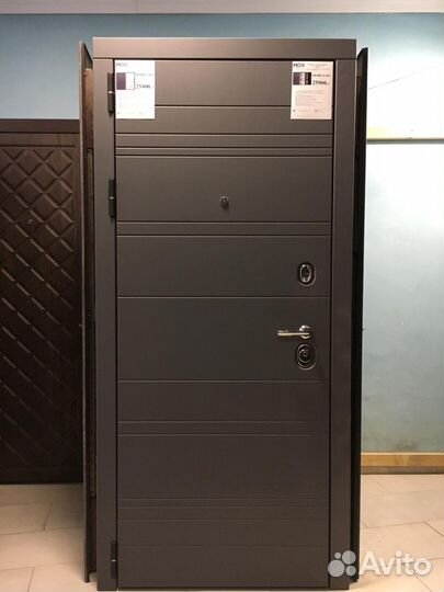 Входная дверь в квартиру с зеркалом 