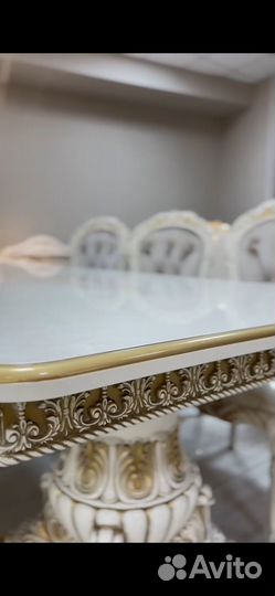 Стол и стулья