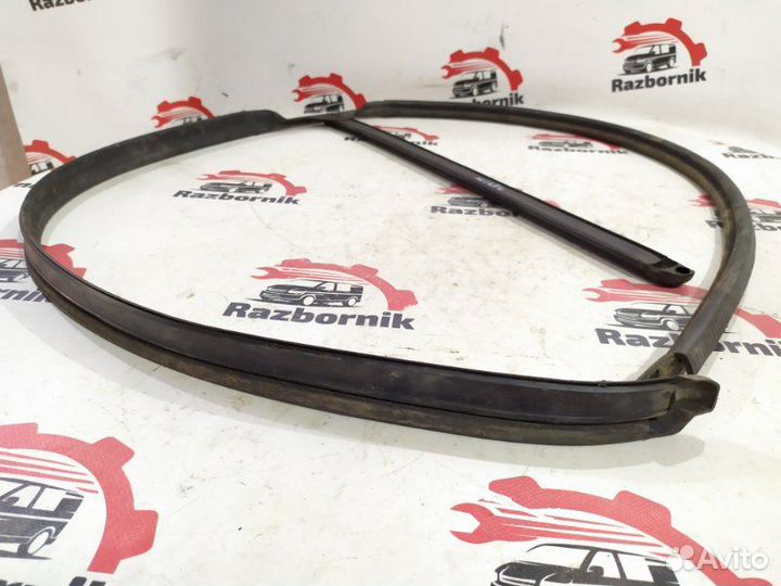 Уплотнительная резинка боковой двери задняя левая