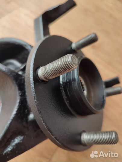 Поворотный кулак правый Ford Focus 1