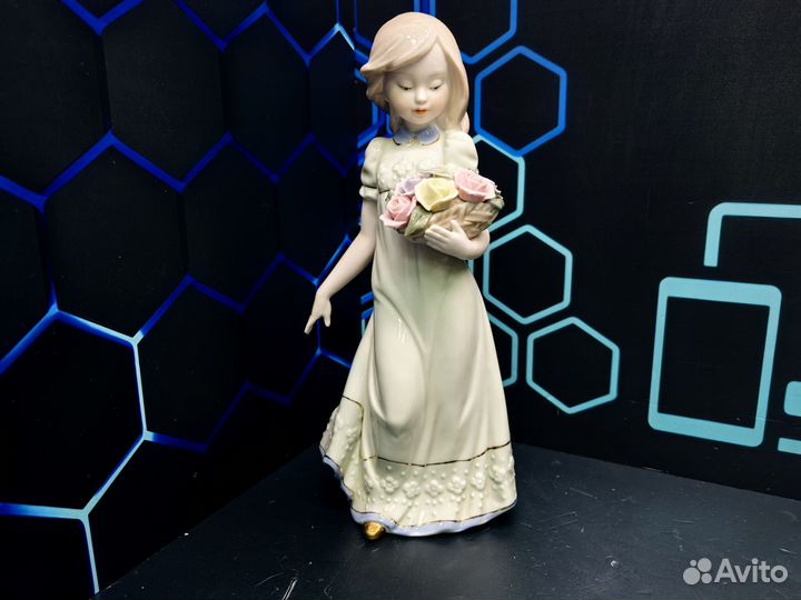 Статуэтка девушка с букетом