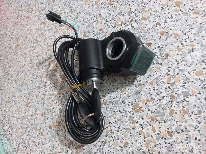 Замок зажигания с вольтметром для электросамоката