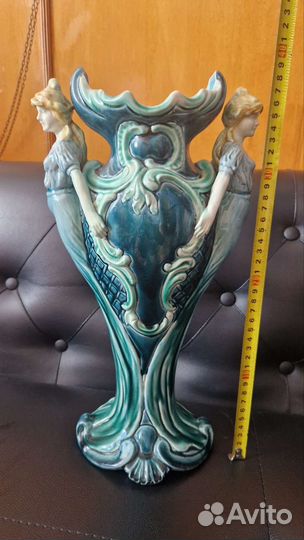 Ваза старинная майолика. Красивая