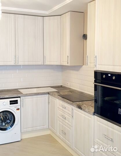 Кухня с дизайнерскими ручками на заказ