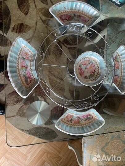 Красивая менажница на ажурной металлической основе