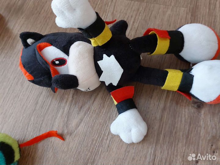 Плюшевый кот, змея, радужные друзья