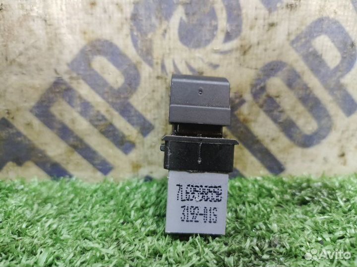 Кнопка стеклоподъемника задняя правая Volkswagen