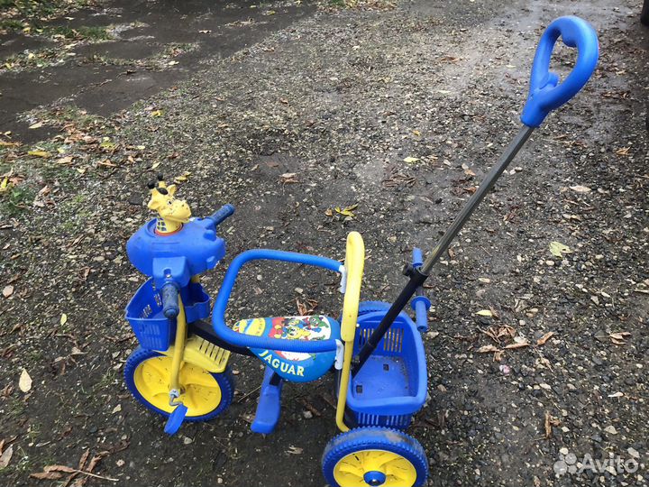 Детский трехколесный велосипед с ручкой