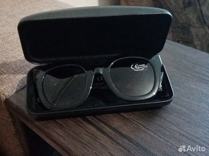 Солнечные очки с футляром