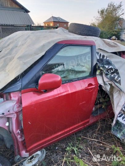 Передняя левая дверь Suzuki swift