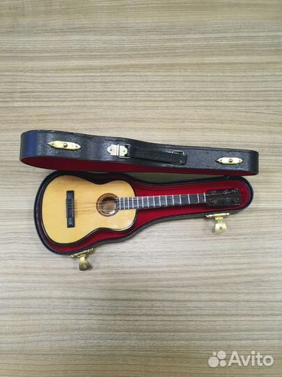 Гитара маленькая