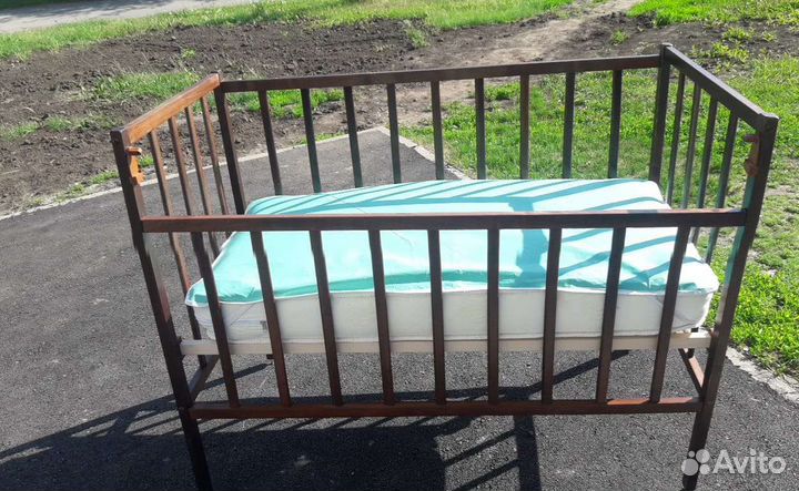 Детская кроватка с матрасом