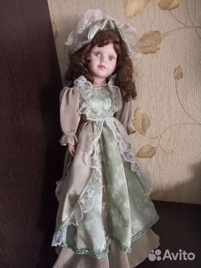 Кукла фарфоровая