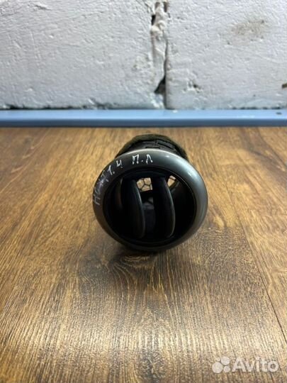 Дефлектор воздушный передний левый Nissan Note