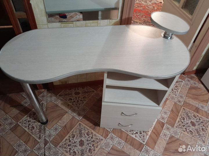 Маникюрный стол