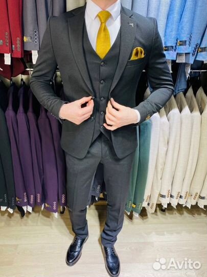 Мужской костюм черный влитой (не мнется)