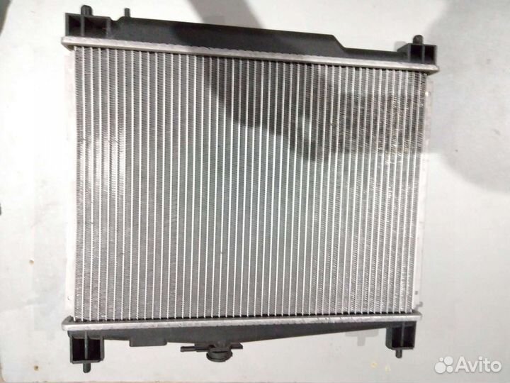 Радиатор двигателя Toyota Yaris
