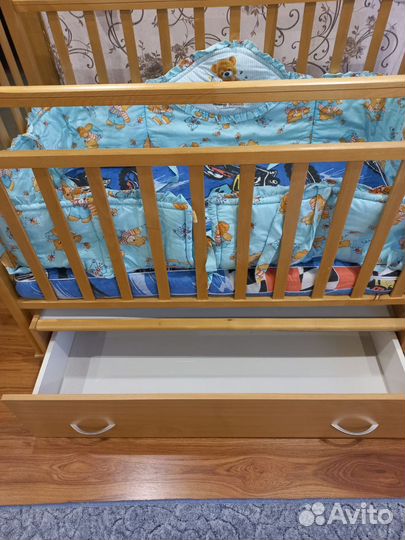 Детская кроватка с маятником и ящиком