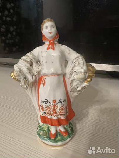 Статуэтка карандашница девушка со снопом