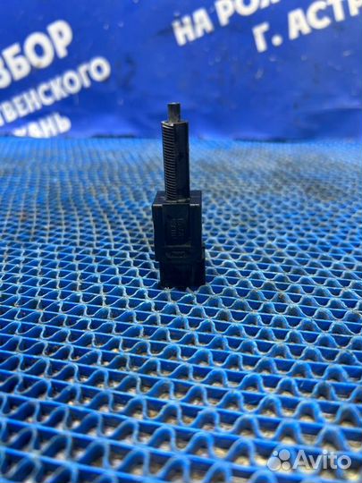 Датчик педали тормоза Nissan Cefiro A33 седан VQ20