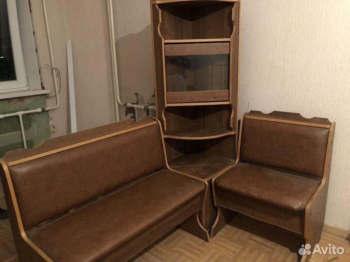 Кухонный уголок со стеллажом