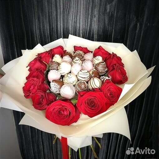 Букет клубника в шоколаде, цветы и клубника