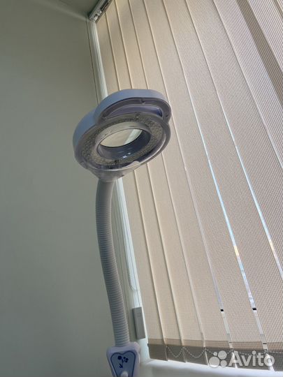 Косметологическая лампа лупа напольная