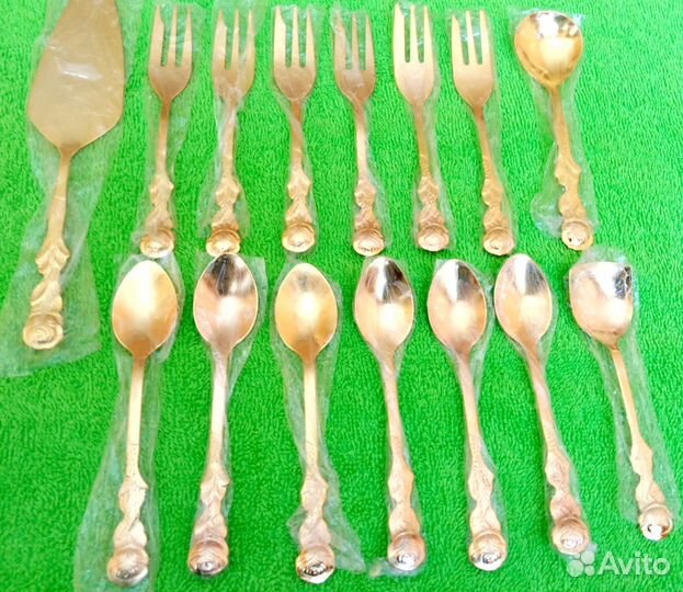 Десертный набор позолоченных ложек и вилок