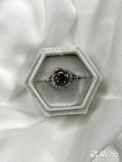 Серебряное кольцо с гранатом