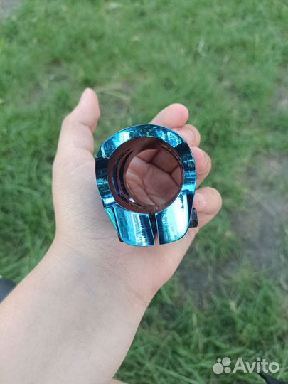 Зажим на трюковой самокат