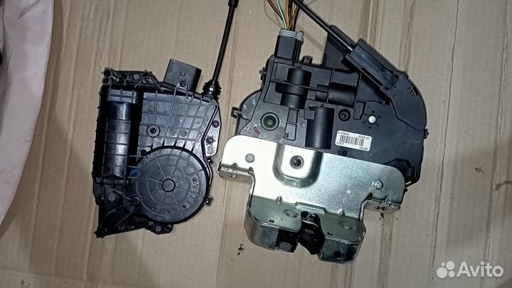 Замок багажника Volvo XC70 V70 31253450 31276958