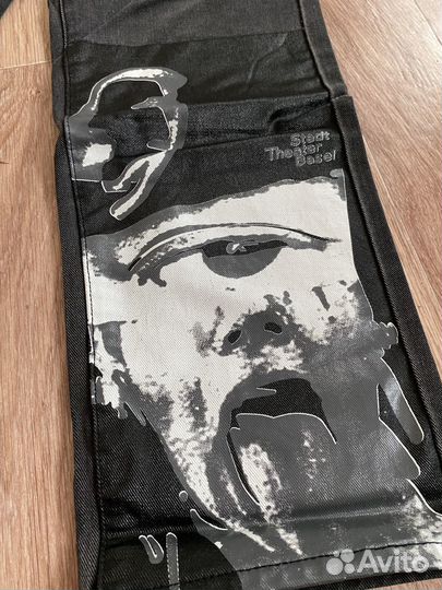 Джинсы широкие с принтом