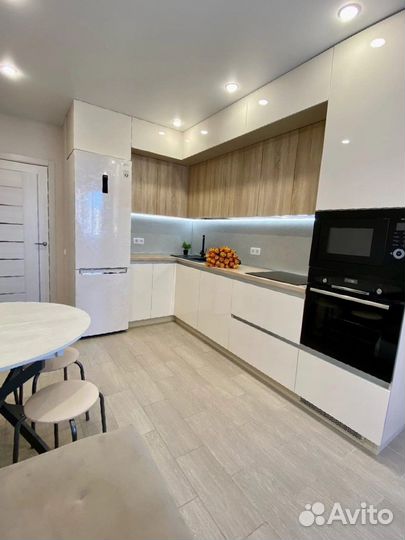 Угловая кухня под потолок на заказ