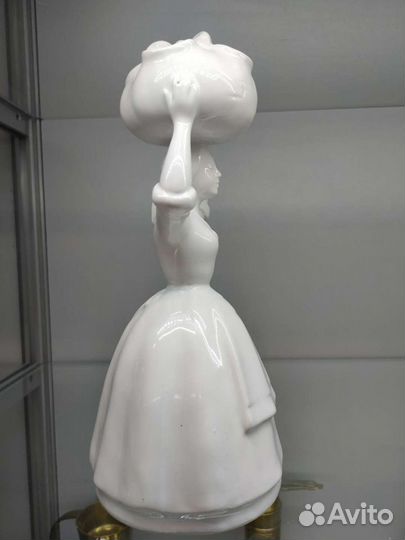 Фигурка фарфоровая Женщина с мешком