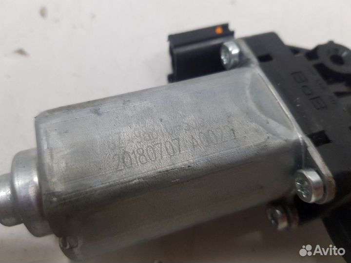 Моторчик стеклоподъемника задний правый