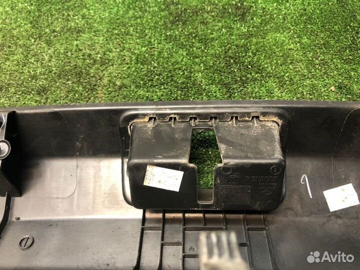 Накладка замка багажника Renault Fluence седан