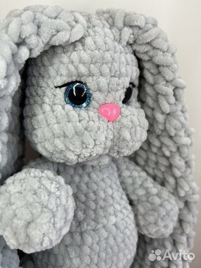 Плюшевый заяц вязаный