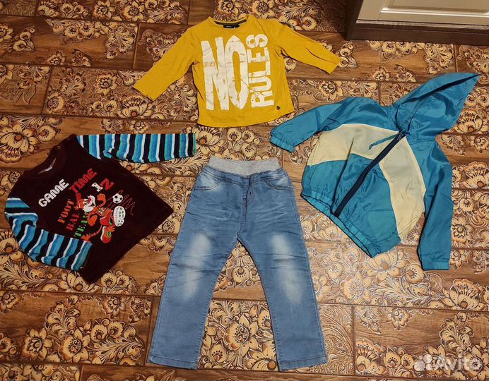 Футболка, ветровка и джинсы