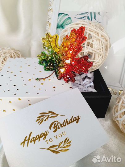 Брошь ручной работы из бисера осенний листик