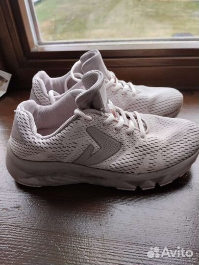 Кроссовки 35