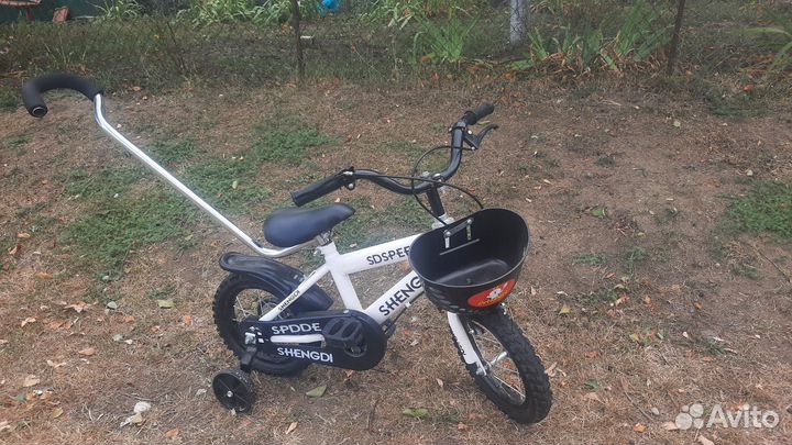 Детский велосипед с ручкой
