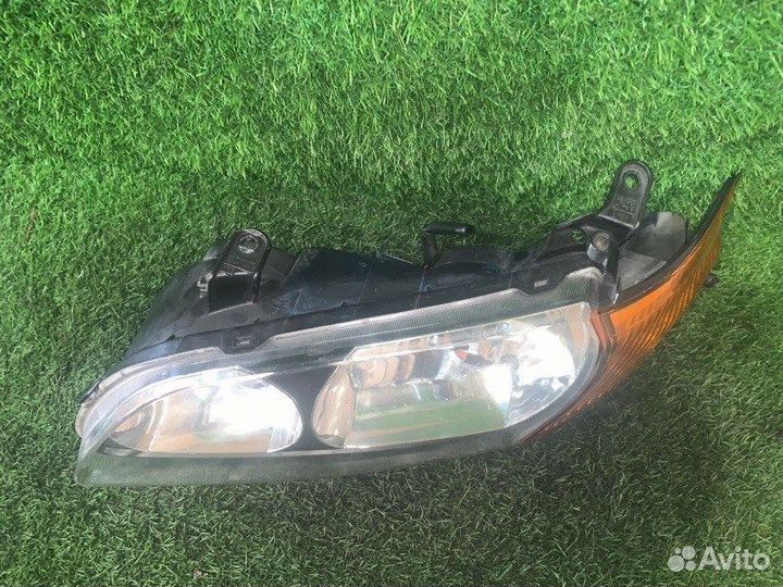 Комплект фар передний Toyota Ipsum SXM10 3S-FE