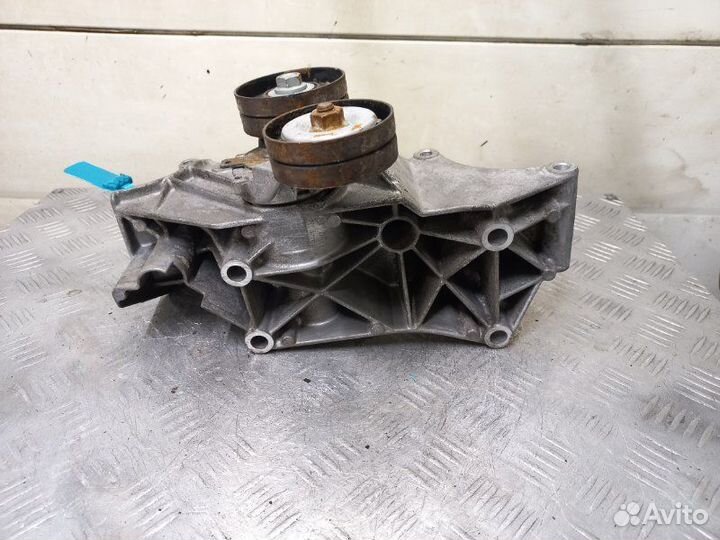 Кронштейн генератора Volkswagen Golf 4 1.4 16V AKQ