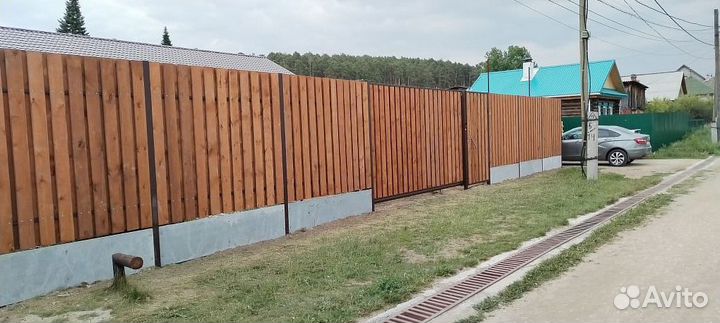 Забор из деревянного штакетника. Монтаж под ключ