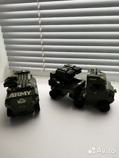 Набор военных машин и солдат