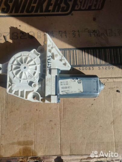 Моторчик стеклоподъемника задний левый Jetta 5